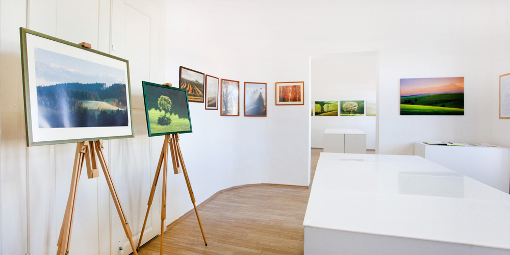 Výstava fotografií vo Vrábloch.